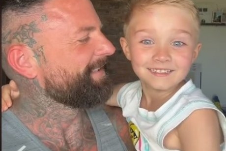 Acest tată este criticat pentru că își pupă băiatul de 5 ani pe gură: „O să-mi pup copilul pe buze cât o să mă lase”