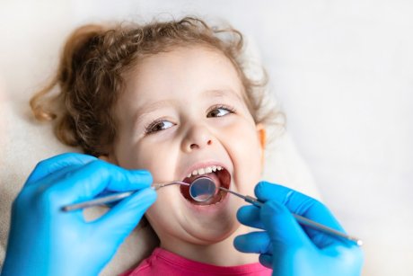 Cu ce probleme dentare comune se pot confrunta copiii și ce pot face părinții în legătură cu acestea