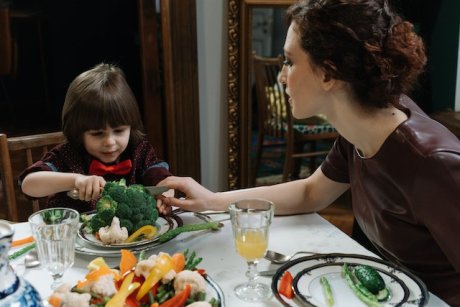 Copilul meu de cinci ani este vegan. Lumea crede că-l abuzez, dar este alegerea lui