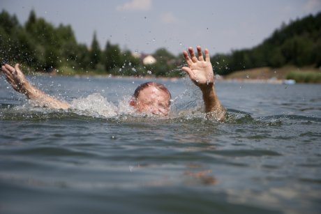 Un tată a vrut să salveze de la înec doi copii, deși el nu știa să înoate. S-a stins sub ochii propriului copil