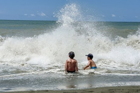 „Copiii trebuie supravegheați!” Experții au descoperit o concentrație mare de E.coli în apa mării de pe litoralul românesc