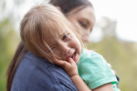 „Mami, să nu ai emoții”. Cum să NU le vorbim copiilor despre emoțiile lor
