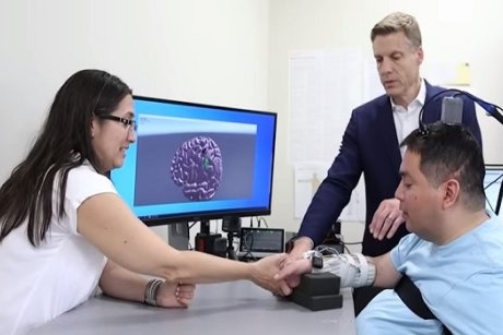 Un bărbat paralizat se mișcă din nou cu ajutorul inteligenței artificiale