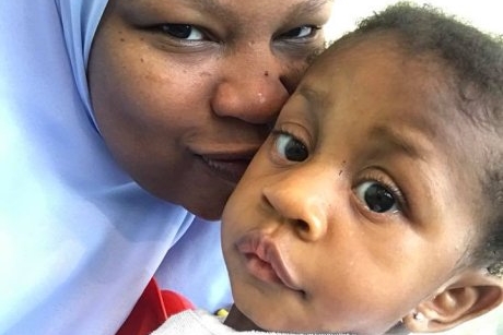 O mamă cere dreptate pentru fetița ei cu dizabilități, care a murit în autobuz, în drum spre școală