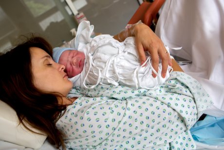 Tehnica nașterii asistate prin cezariană: Mămicile își pot scoate singure bebelușii din burtică, în timpul operației