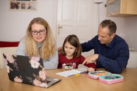 Homeschooling-ul a împărțit părinții în două tabere. Tu din care faci parte?