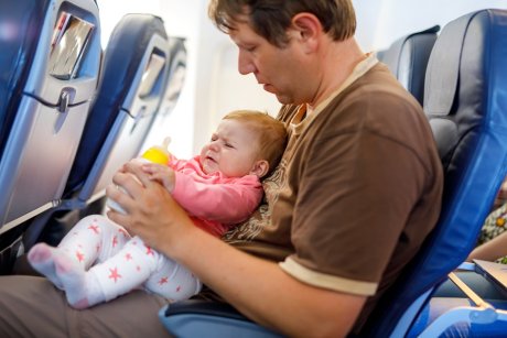 Sfatul unui însoțitor de zbor: Ce facem când în avion este un bebeluș care plânge?