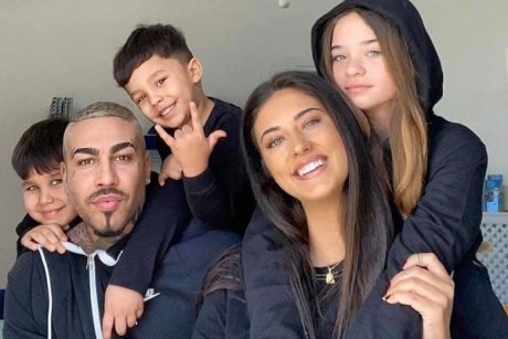 Ce familie frumoasă are Antonia! Are trei copii care-i seamănă tot mai mult
