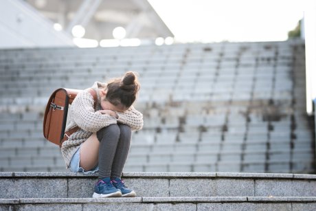 Două adolescente au fost reținute de poliție după ce au tâlhărit, bătut și sechestrat o fată de 14 ani. Autoritățile trag semnale de alarmă asupra bullying-ului