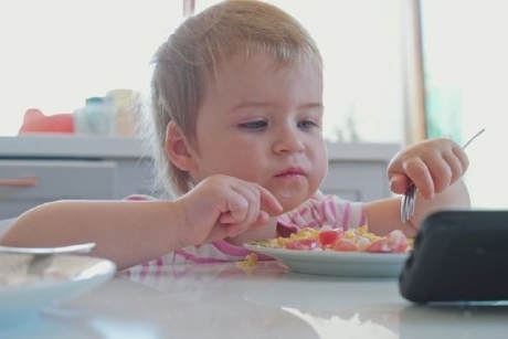 DA, eu sunt mama aceea care și-a lăsat fetița să se uite ani de zile la desene animate pe telefon în timpul meselor!