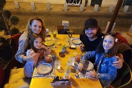 Ce familie frumoasă are chef Florin Dumitrescu. "Am vrut ca fetițele noastre să fie crescute de noi, nu de bunici sau bone"