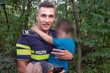 Un jandarm a reușit să salveze viața unui băiețel dispărut de câteva zile. "În momentul în care l-am luat în brațe s-a lipit de mine și s-a agățat cu mânuțele strâns"