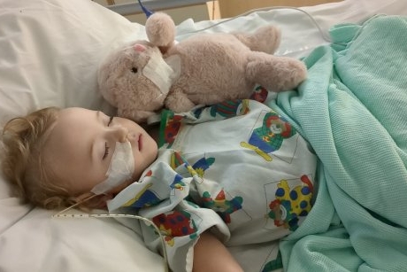 O fetiță de 2 ani a ajuns în stare gravă la spital, după ce a înghițit 6 magneți. ”E un miracol că a supraviețuit”