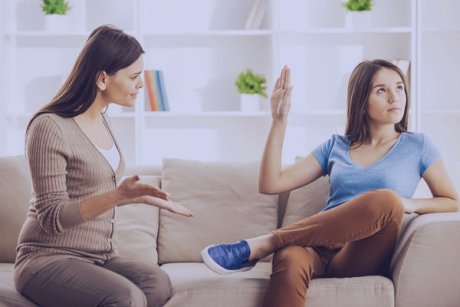 M-am săturat ca mama să-și aducă mereu iubiții acasă. Cum să-i spun?