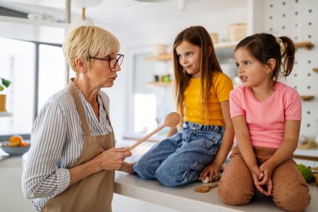 Mama mea îi tratează diferit pe copiii mei, față de ceilalți nepoți ai ei