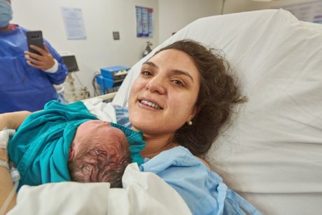 O poveste de naștere cu final fericit. "Am născut în 40 de secunde. Nu am fost nevoită să împing deloc, bebelușul a ieșit singur"