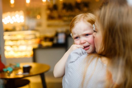 O fetiță de numai 4 ani nu este primita la grădiniță de către educatoare, decât însoțită de mama ei