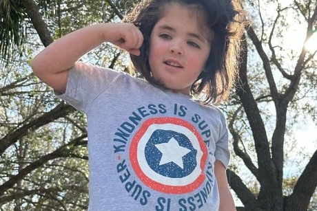 O fetiță cu autism a creat un moment unic în familia ei, când i-a spus surorii sale că o iubește pentru prima dată. „A fost magic!”