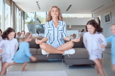 Un nou stil de parenting, inspirat din budism, te învață cum să fii mai calm