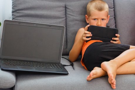 Un medic neurolog avertizează: "intoxicația de tehnologie duce la autism digital la copii"