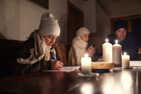 4 frați din Vaslui sunt premianți la școală, deși acasă îngheață de frig și trăiesc în condiții grele