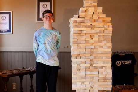 A bătut recordul la Jenga! Un adolescent cu autism a reușit să devină inspirație pentru milioane de oameni