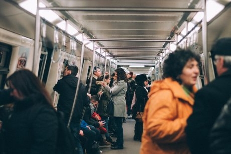 Lecția de respect a zilei: un bărbat refuză să-i dea locul în metrou unei gravide, dar un bătrân cu baston i l-a oferit fără ezitare