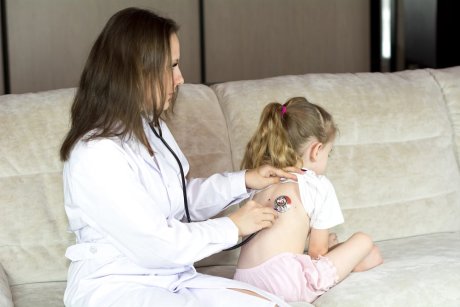 3 simptome la copii pentru care trebuie să chemi doctorul imediat