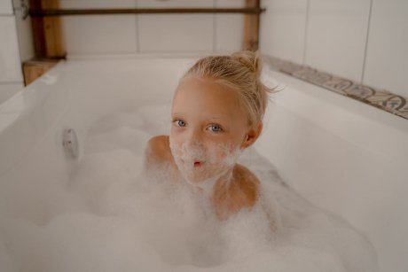 Părinții dezbat: este în regulă ca un copil de 8 ani să se spele singur?