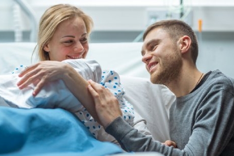 „O mașină a parcat chiar lângă mine cu o femeie care se afla pe locul din față al pasagerului și năștea pur și simplu". 10 mărturii incredibile despre naștere care te vor surprinde