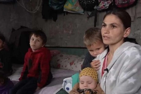 Cinci suflete nevinovate de copii din Constanța trăiesc în condiții grele! Locuiesc într-o casă cu acoperiș improvizat pe câmp uitat de lume