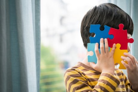 Să le spun apropiaților că fiul meu a fost diagnosticat cu autism?