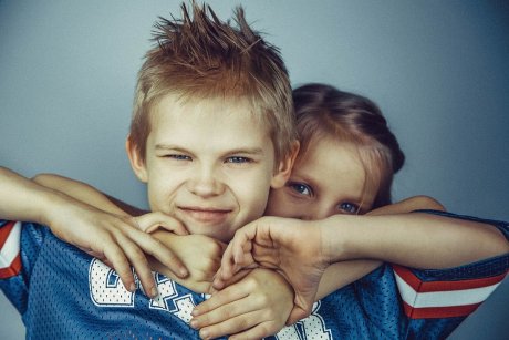Părinți, grijă mare la relațiile dintre frați/surori! Copiii cu frați au șanse mai mari să dezvolte probleme mentale, spun studiile