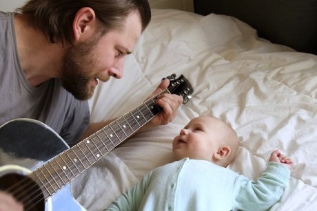 Cântă-i bebelușului din primele sale zile de viață și nu va avea întârziere în vorbire sau probleme de limbaj
