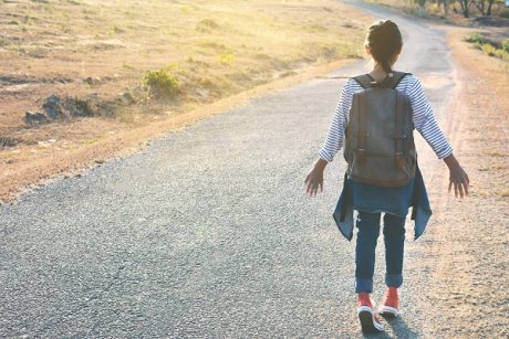 Irina, o elevă de nota 10, care face naveta zilnic 15 kilometri până la școală, visează să fie studentă la actorie