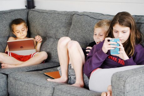 Am încălcat una din regulile „de aur” ale parentingului: Le-am acordat copiilor timp nelimitat cu tehnologia