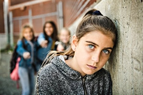„Mama, nu vorbi cu el, are haine ieftine”. Tu, dragă părinte, ești vinovat pentru faptul că al tău copil pune mai mult preț pe lucrurile materiale, și nu pe valoarea umană