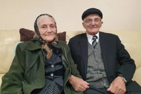 Maria și Ioan Olariu sunt căsătoriți de 70 de ani și încă își mai aduc aminte cu drag de începuturile poveștii lor. „La sfat a cerut voie la tata să mă ducă până acasă”