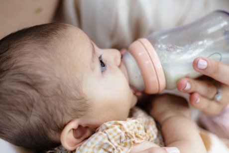 Testul laptelui matern: ce analizează și când este recomandat