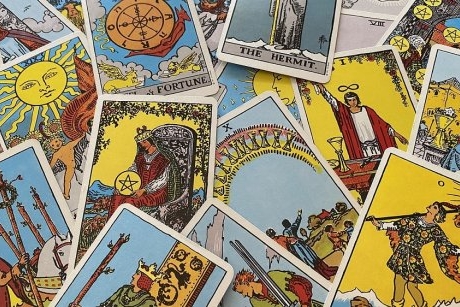 Ce spun cărțile de Tarot despre semnul tău zodiacal? Te reprezinta Împăratul, Puterea, Justiția sau Diavolul?