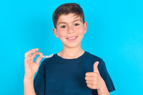 Ghidul părinților: alegerea aparatului dentar potrivit pentru copii