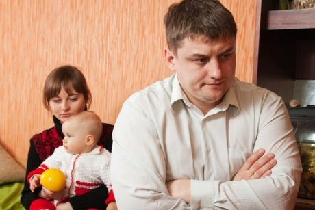 Un bărbat recunoaște că nu își poate iubi bebelușul care a venit pe lume accidental. „Nu este viața la care am visat”