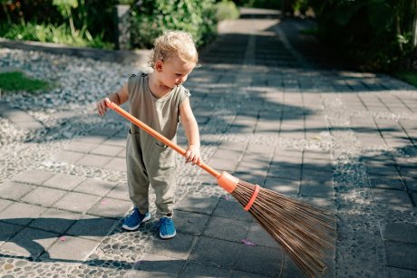 „Cum să-ți pui copilul de 2 ani la treabă?" Nu îl pun „la treabă", îl responsabilizez