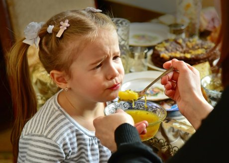 „Nu lăsa rușinea în farfurie!” De ce nu trebuie să-ți forțezi copilul să termine tot de mâncat