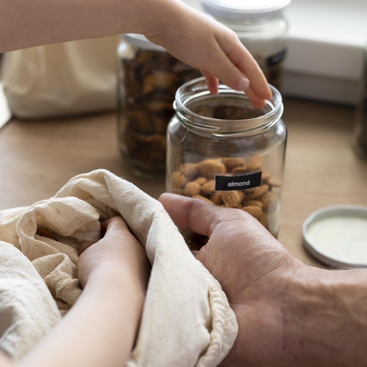 Cum se păstrează corect nucile, în funcție de tip