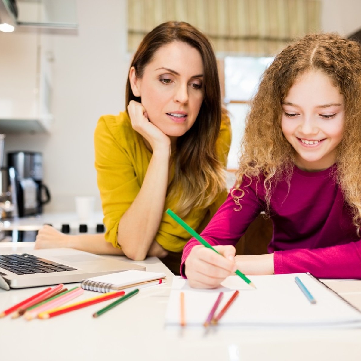 Da sau nu? Este bine să-ți ajuți copilul la teme?