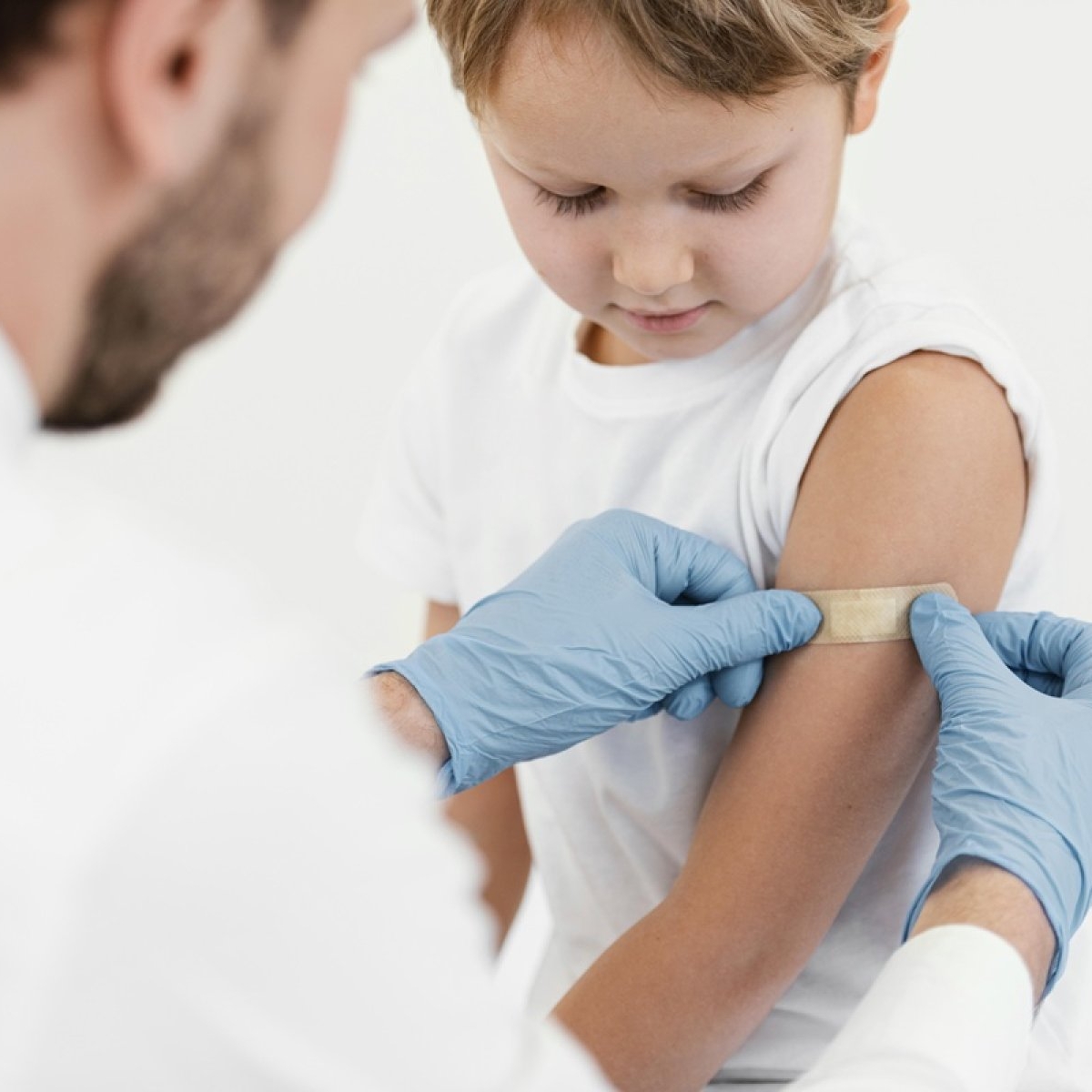 Umflătura apărută după vaccin: reacția care îi sperie pe mulți părinți