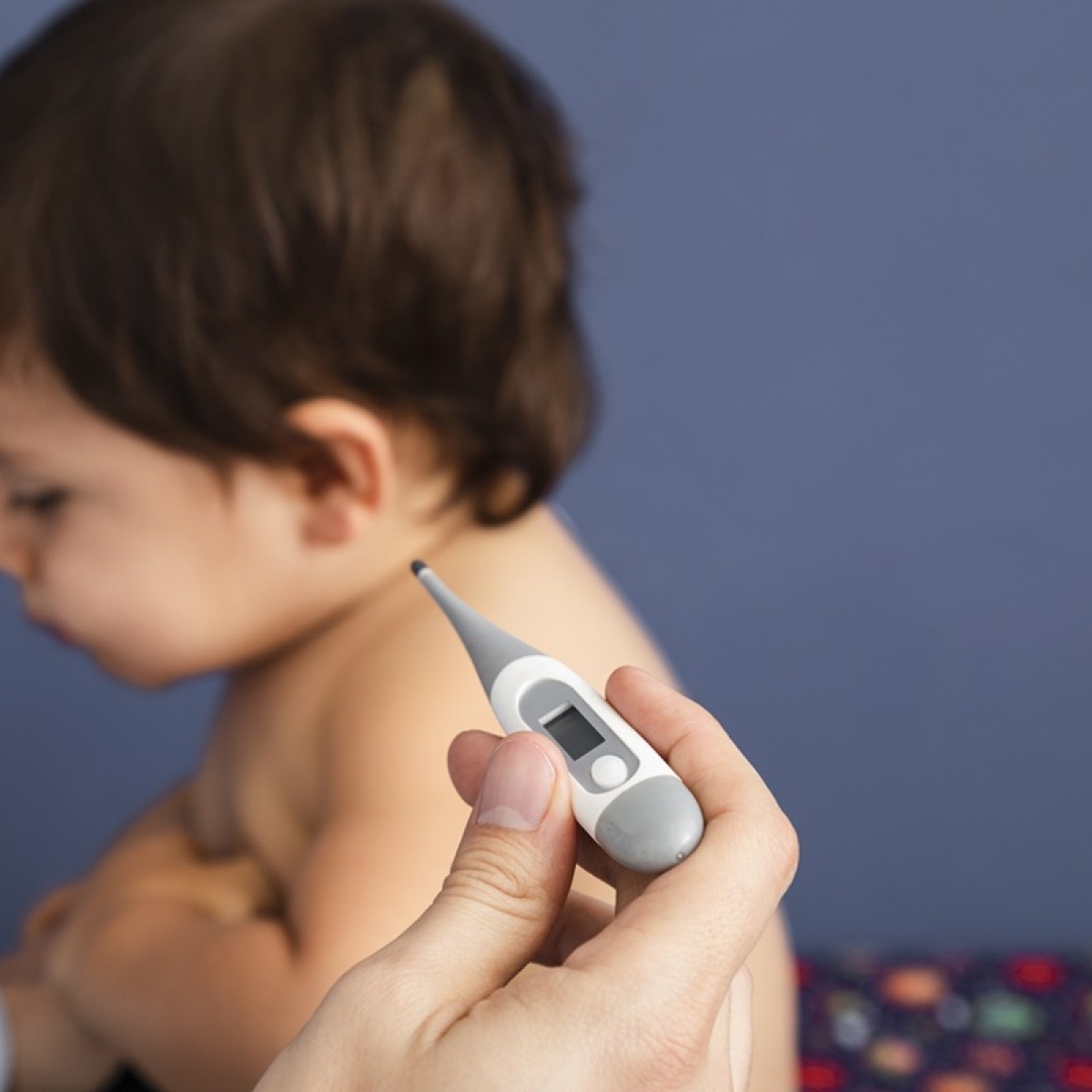 „A făcut febră după vaccin.” Ce spun medicii despre cea mai frecventă reacție la bebeluși