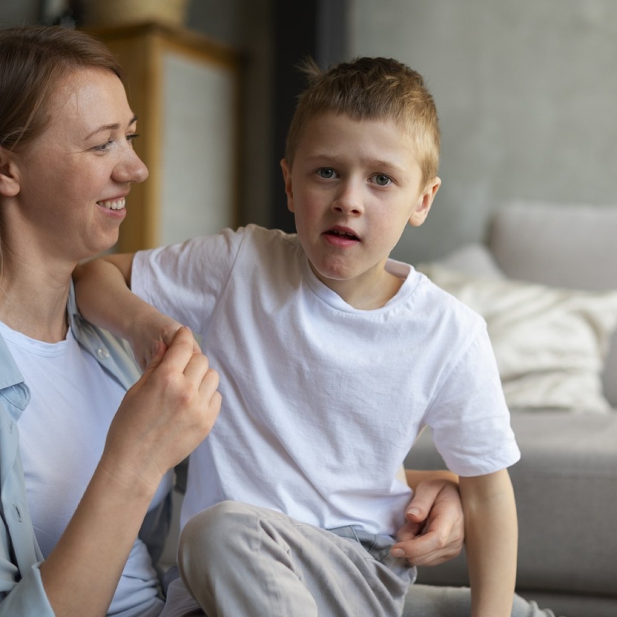 Copilul care evită contactul vizual: ce spun specialiștii despre acest semn