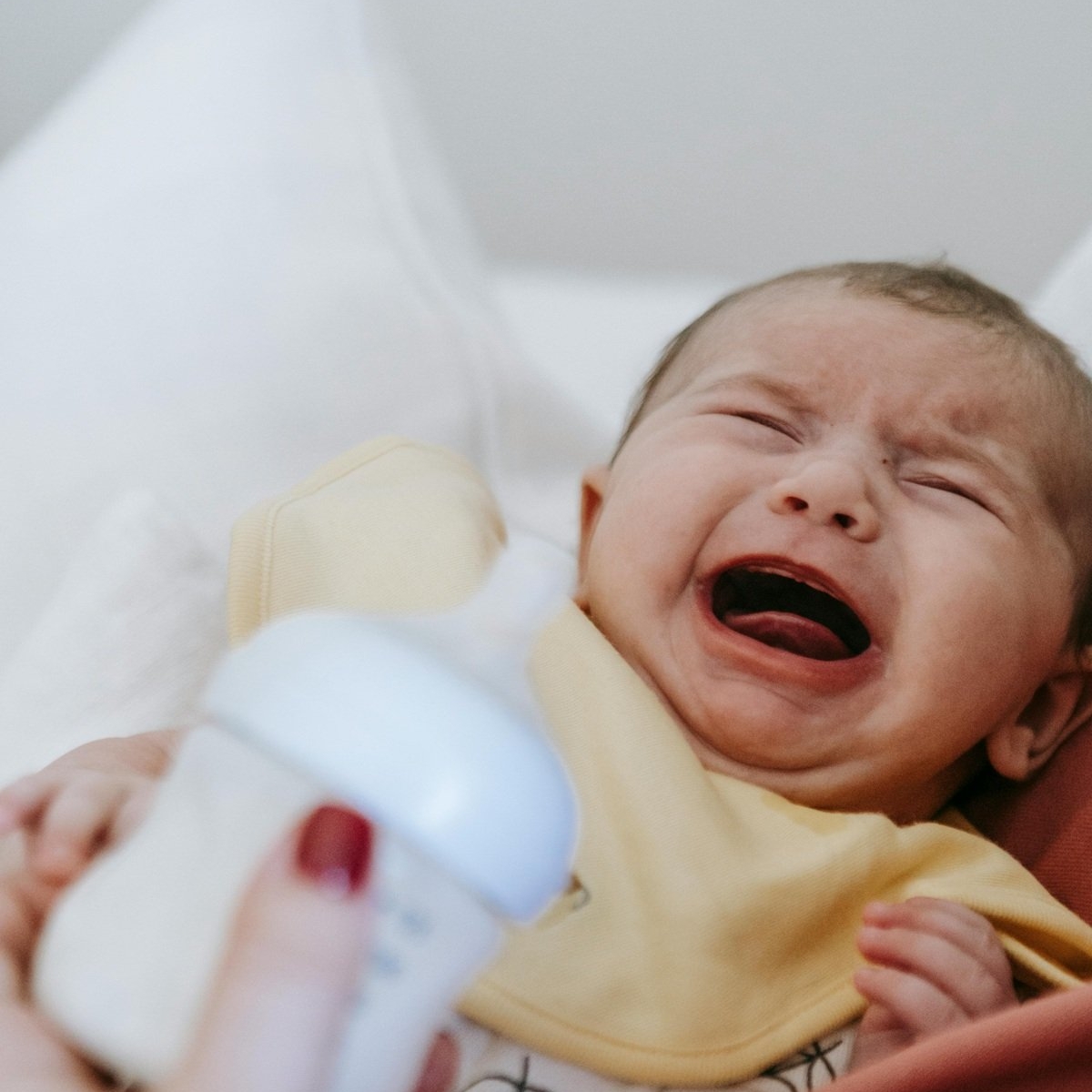 Bebelușul care refuză laptele: situația care apare brusc în primul an